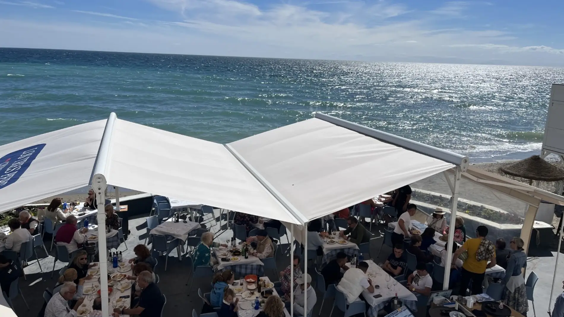 Los chiringuitos y restaurantes de playa ya llenan todas sus mesas