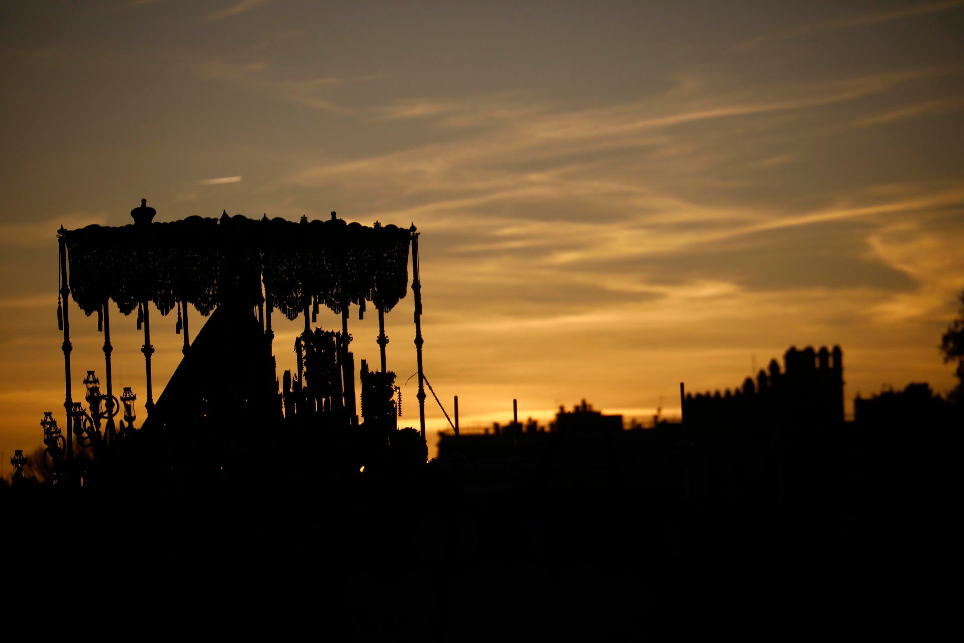 Una imagen de la Virgen del Rocío se incendia en plena procesión en Vélez-Málaga Una imagen de la Virgen del Rocío se incendia en plena procesión en Vélez-Málaga