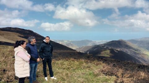 El consejero Alejandro Calvo ha visitado Tneo, uno de los copncejos afectados por los incendios forestales
