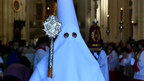 Un nazareno antes del inicio de la procesión de Nuestro Padre Jesús del Amor (La Borriquita), este Domingo de Ramos en Madrid. Un nazareno antes del inicio de la procesión de Nuestro Padre Jesús del Amor (La Borriquita), este Domingo de Ramos en Madrid.