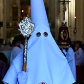 Un nazareno antes del inicio de la procesión de Nuestro Padre Jesús del Amor (La Borriquita), este Domingo de Ramos en Madrid.