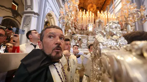 Antonio Banderas con Lágrimas y Favores Antonio Banderas con Lágrimas y Favores
