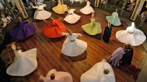 https:es.wikipedia.org/wiki/Derviche#/media/Archivo:Whirlingdervishes.JPG https:es.wikipedia.org/wiki/Derviche#/media/Archivo:Whirlingdervishes.JPG