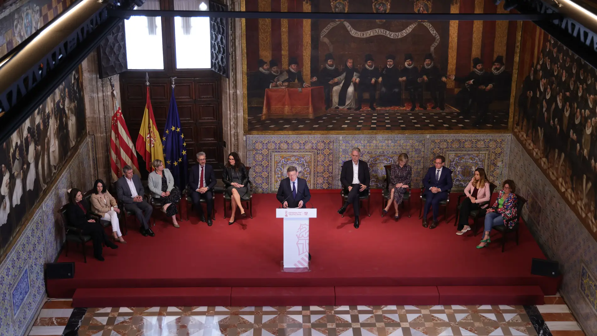 Puig anuncia la convocatoria de elecciones autonómicas rodeado del resto de miembros del Consell.