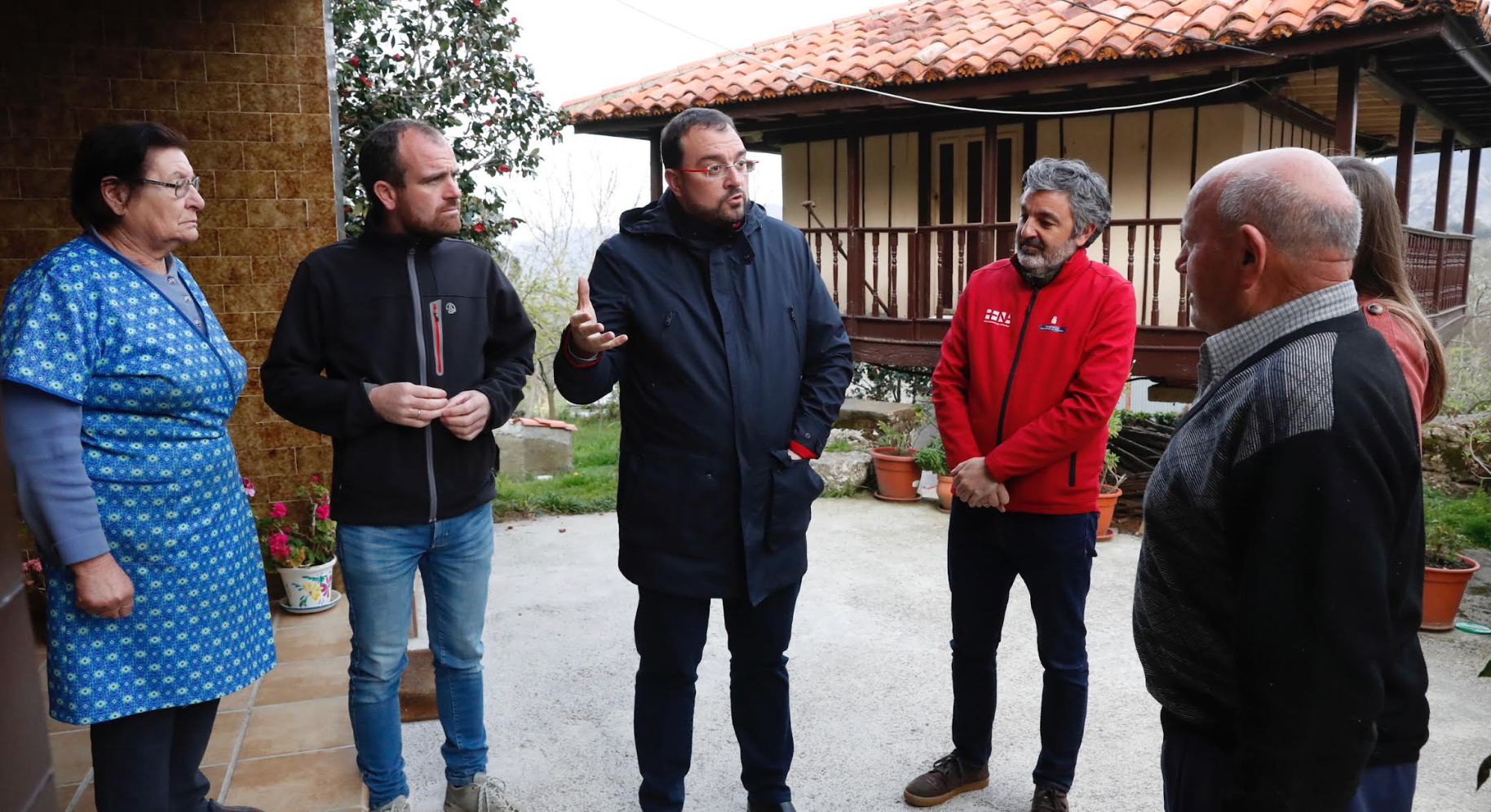 Adrián Barbón en Infiesto: "Asturias volverá a levantarse tras los incendios" Adrián Barbón en Infiesto: "Asturias volverá a levantarse tras los incendios"