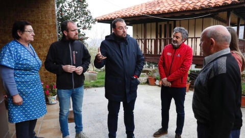 Adri&aacute;n Barb&oacute;n visit&oacute; a los vecinos de las zonas afectadas