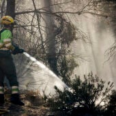 Un bombero trabajando en la extinción del fuego de Villanueva de Viver, en Castellón