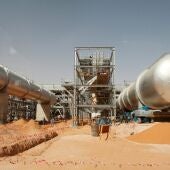 Imagen de archivo de las instalaciones de una planta petrolífera en el desierto, a unos 160 kilómetros de Riad (Arabia Saudí)