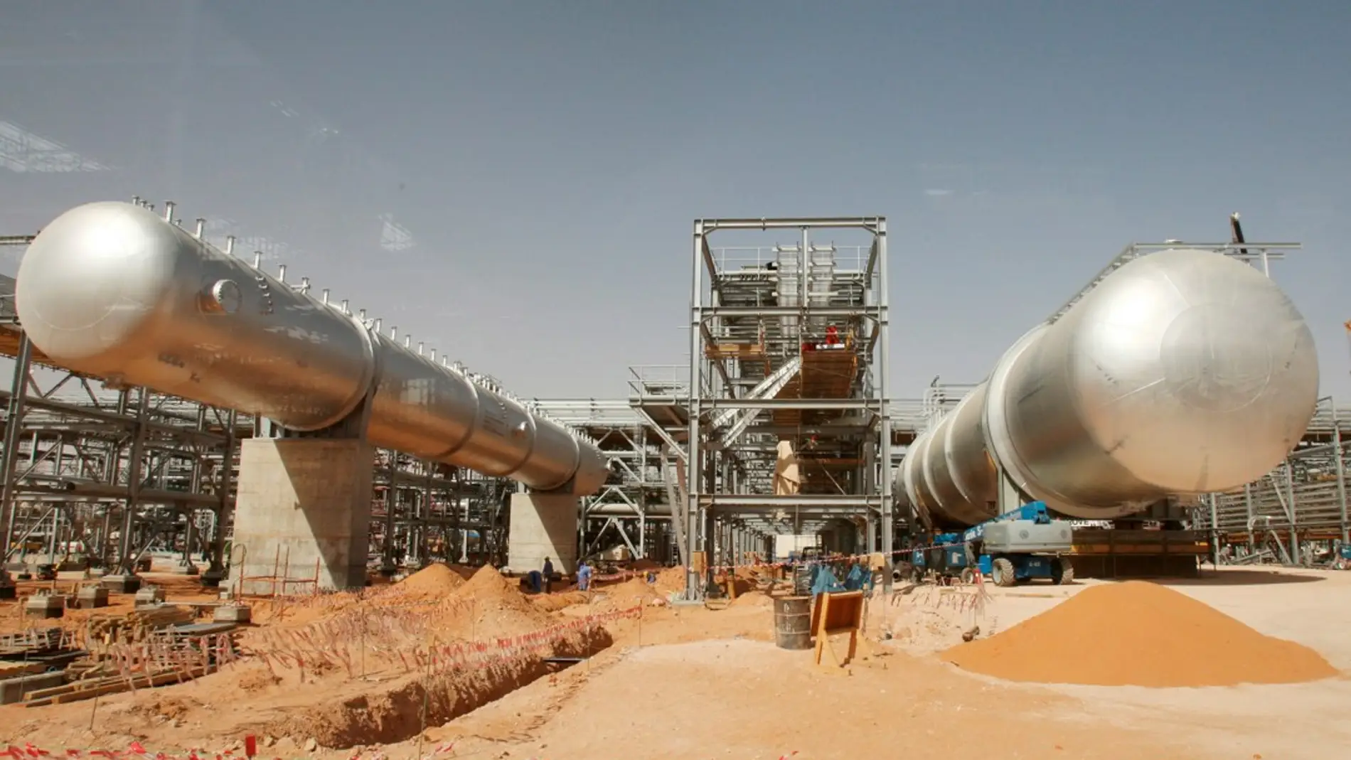 Imagen de archivo de las instalaciones de una planta petrolífera en el desierto, a unos 160 kilómetros de Riad (Arabia Saudí)