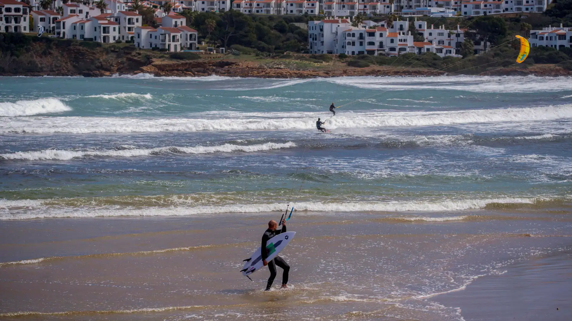 Aficionados al windsurf este lunes en Cala Tirant, en Mahón (Menorca).