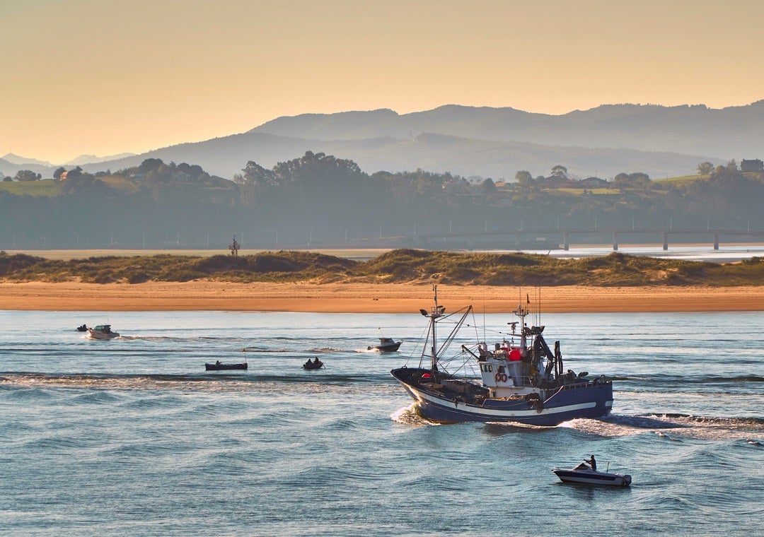 Una galerna descafeinada deja una veintena de llamadas y actuaciones menores en los municipios del Arco de la Bahía de Santander Una galerna descafeinada deja una veintena de llamadas y actuaciones menores en los municipios del Arco de la Bahía de Santander