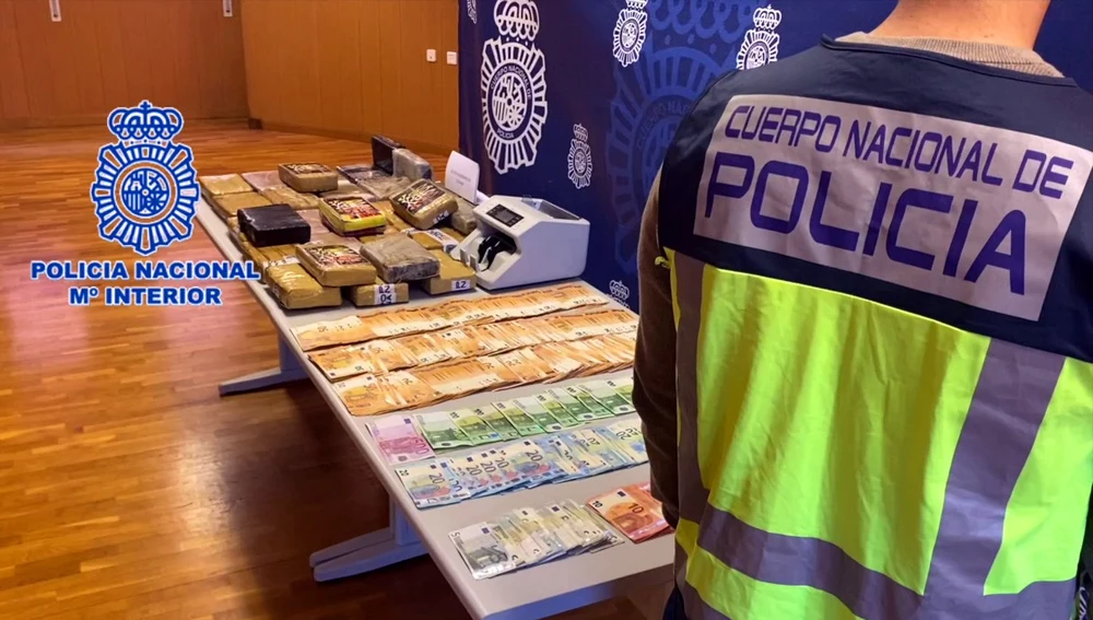 Dinero, droga y otros efectos intervenidos por la Policía Nacional de Elche.