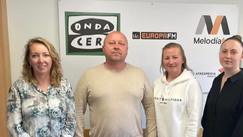 Los responsables de varias asociaciones de ucranianos en Mallorca, Yuryí Zubko, Iryna Zubko y Anastacia Kvach, junto a la periodista Elka Dimitrova en Onda Cero Mallorca. Los voluntarios involucrados en la ayuda al pueblo ucraniano tras el estallido de la guerra son Premio Onda Cero Mallorca 2023 de la Solidaridad