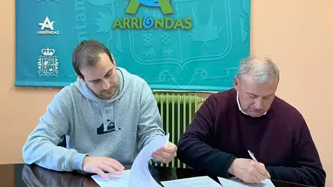 La Peruyal y el alcalde de Parres firman el convenio para la organización de la fiesta del Bollu La Peruyal y el alcalde de Parres firman el convenio para la organización de la fiesta del Bollu