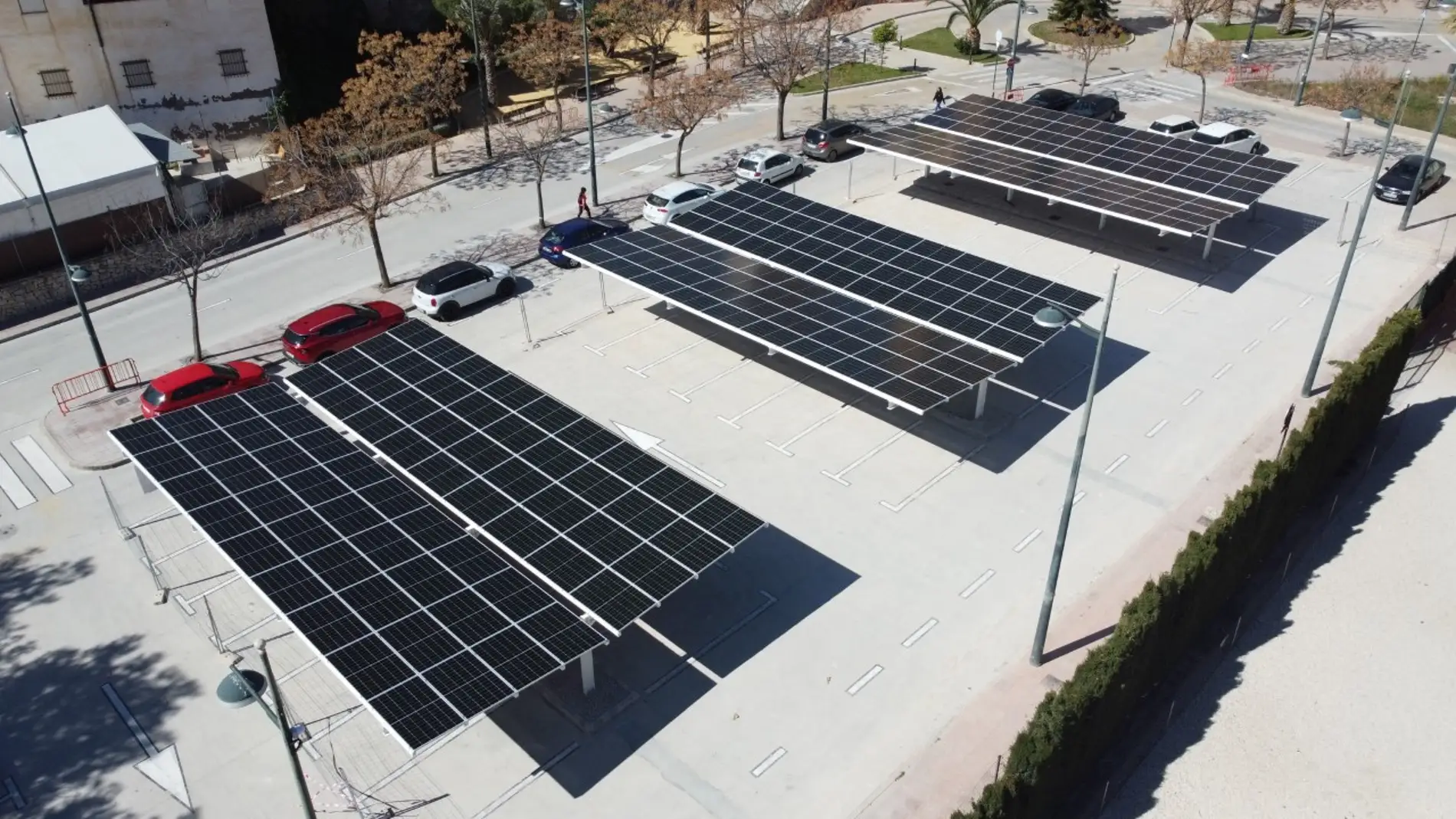 Células fotovoltaicas instalada en el parking de la Casa Municipal de Cultura de Crevillent.