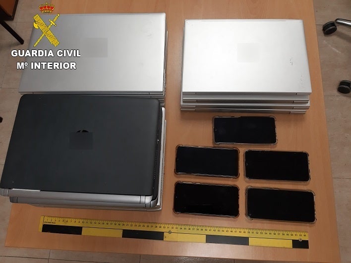 Detenidas cuatro personas por robar en una empresa de la Vall d'Uixó Detenidas cuatro personas por robar en una empresa de la Vall d'Uixó