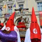 Imagen de archivo de la celebración del Acto del Indulto en la Plaza Mayor de Palencia dentro de la procesión organizada por la Hermandad del Santísimo Cristo de la Misericordia