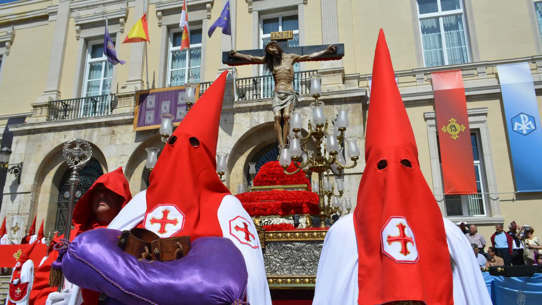 Imagen de archivo de la celebración del Acto del Indulto en la Plaza Mayor de Palencia dentro de la procesión organizada por la Hermandad del Santísimo Cristo de la Misericordia