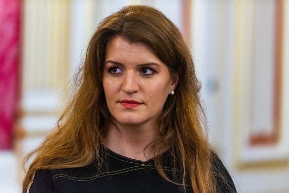 La primera ministra de Francia critica a la secretaria de Estado de Economía Social por su aparición en 'Playboy' La primera ministra de Francia critica a la secretaria de Estado de Economía Social por su aparición en 'Playboy'