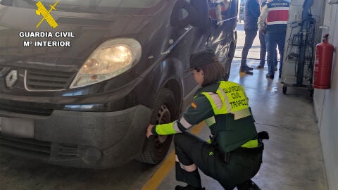 La Guardia Civil desmantela un grupo delictivo dedicado a cometer fraudes en una ITV de Fuente Álamo La Guardia Civil desmantela un grupo delictivo dedicado a cometer fraudes en una ITV de Fuente Álamo