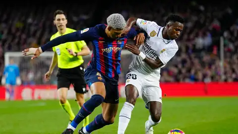 Vinicius y Araujo pelean por el balón en un Clásico. Vinicius y Araujo pelean por el balón en un Clásico.