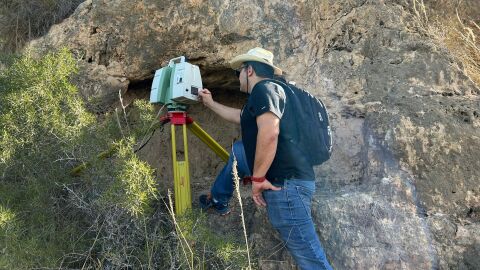 Investigador con dispositivo de escaneo 3D en la sierra de Santa Pola.