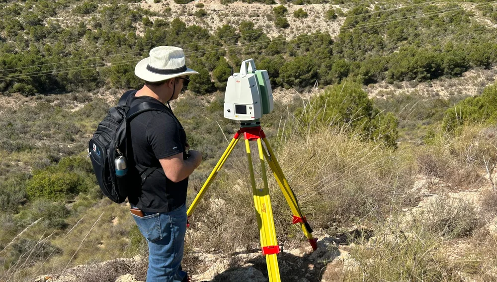 Investigador con dispositivo de escaneo 3D en la sierra de Santa Pola. Investigador con dispositivo de escaneo 3D en la sierra de Santa Pola.