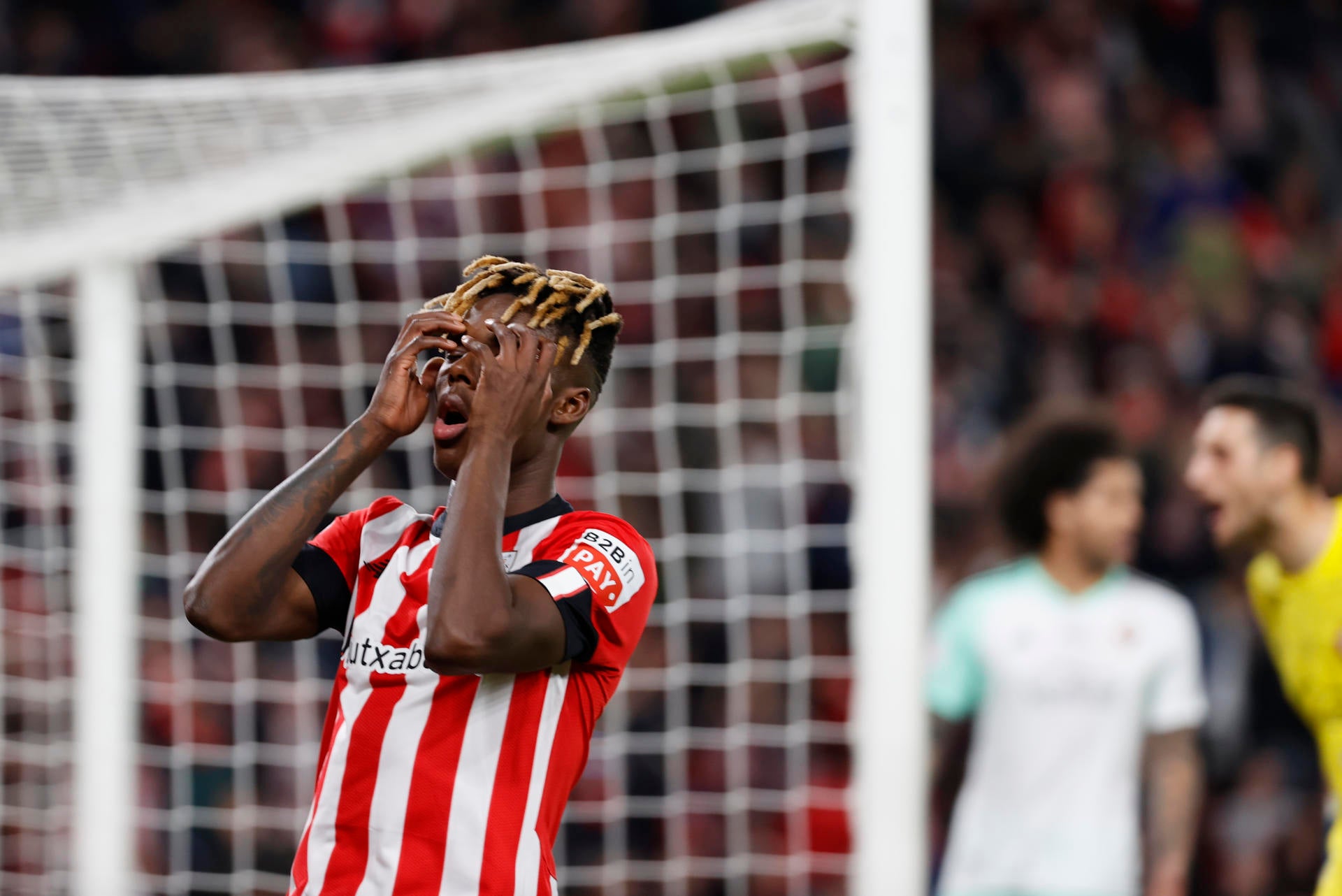 Nico Williams cierra sus perfiles en redes sociales tras un aluvión de insultos: "No todo vale" Nico Williams cierra sus perfiles en redes sociales tras un aluvión de insultos: "No todo vale"