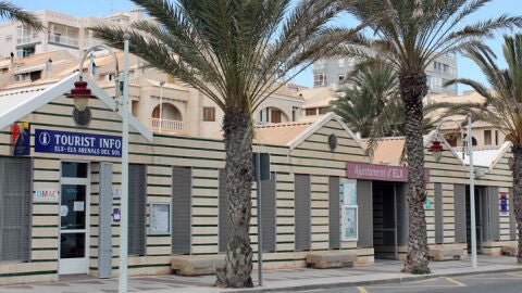 Edificio de servicios municipales en Arenales del Sol de Elche.