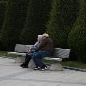 Imagen de archivo de dos ancianos en un parque