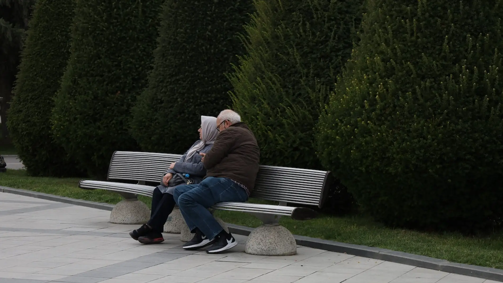 Imagen de archivo de dos ancianos en un parque