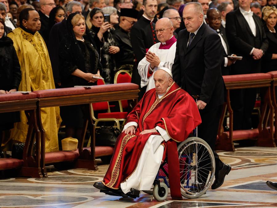 El papa Francisco no acudirá al Vía Crucis en el Coliseo de Roma por el "intenso frío" El papa Francisco no acudirá al Vía Crucis en el Coliseo de Roma por el "intenso frío"