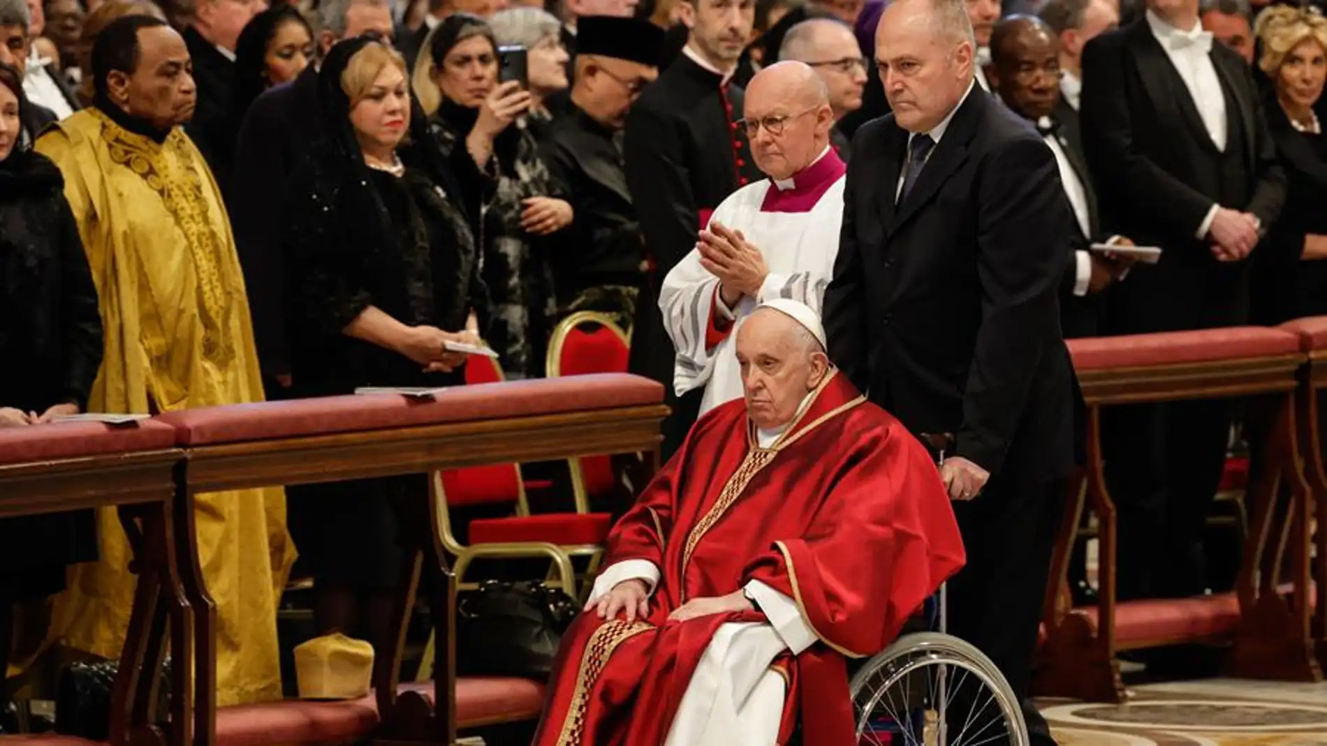 El papa Francisco no acudirá al Vía Crucis en el Coliseo de Roma por el "intenso frío"
