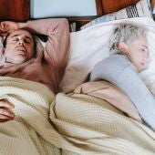 Imagen de archivo de una pareja durmiendo profundamente
