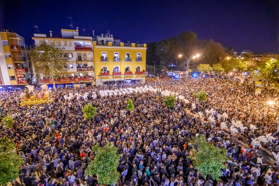 La emocionante 'Madrugá' de Sevilla concluye tras convocar a decenas de miles de personas La emocionante 'Madrugá' de Sevilla concluye tras convocar a decenas de miles de personas