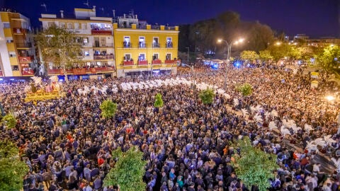 El paso de Nuestro Padre Jes&uacute;s de la Sentencia de la Hermandad de La Macarena seguido por la Centuria Romana Macarena en la salida de Estaci&oacute;n de Penitencia de esta madrugada de la Semana Santa de Sevilla. 