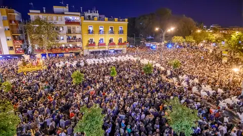 El paso de Nuestro Padre Jesús de la Sentencia de la Hermandad de La Macarena seguido por la Centuria Romana Macarena en la salida de Estación de Penitencia de esta madrugada de la Semana Santa de Sevilla. El paso de Nuestro Padre Jesús de la Sentencia de la Hermandad de La Macarena seguido por la Centuria Romana Macarena en la salida de Estación de Penitencia de esta madrugada de la Semana Santa de Sevilla.