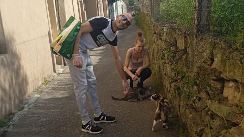 Naty y Christian, gestores de colonias felinas en Ourense
