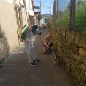 Naty y Christian, gestores de colonias felinas en Ourense