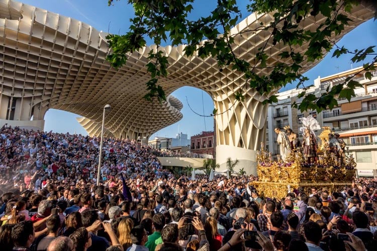 Sevilla cierra una Semana Santa histórica Sevilla cierra una Semana Santa histórica
