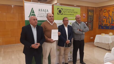 Representantes de Asaja y Cooperativas Agroalimentarias con el recurso presentado ante el Supremo