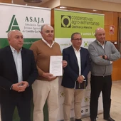 Representantes de Asaja y Cooperativas Agroalimentarias con el recurso presentado ante el Supremo Representantes de Asaja y Cooperativas Agroalimentarias con el recurso presentado ante el Supremo
