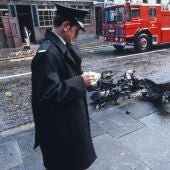 Imagen de archivo de un policía de Úlster tras un atentado provocado por el IRA