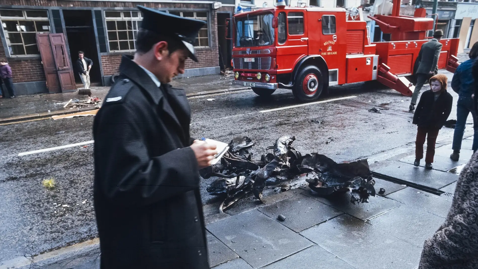 Imagen de archivo de un policía de Úlster tras un atentado provocado por el IRA