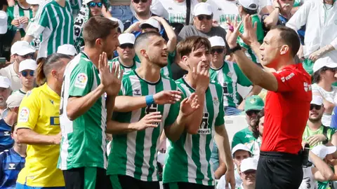 Edgar, Guido y Miranda protestan a Cuadra Fernández en el Betis-Cádiz. Edgar, Guido y Miranda protestan a Cuadra Fernández en el Betis-Cádiz.