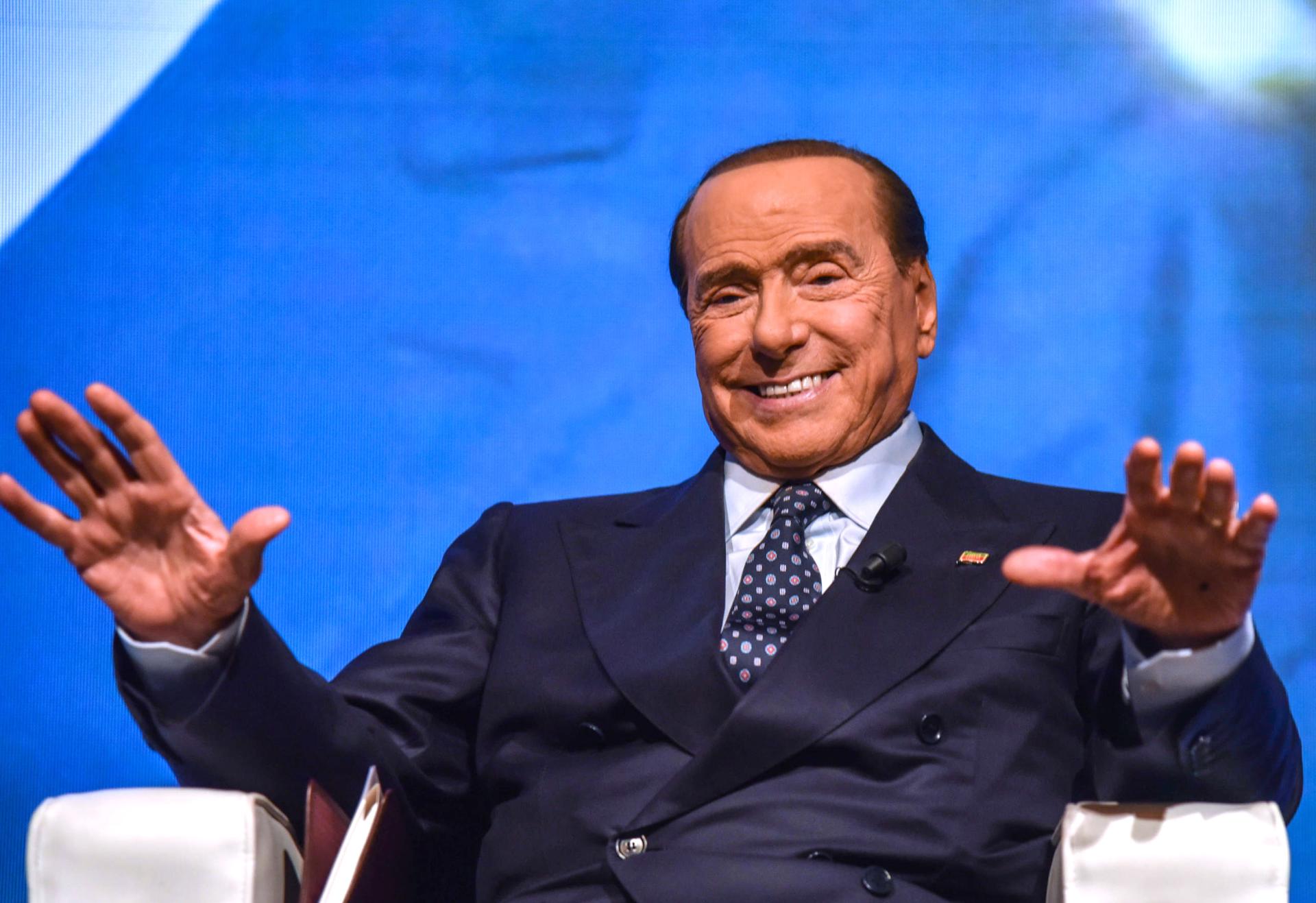 Rubén Amón indulta a Berlusconi: "La convalecencia del caníbal italiano en el hospital de Milán representa el último ejemplo de opacidad informativa" Rubén Amón indulta a Berlusconi: "La convalecencia del caníbal italiano en el hospital de Milán representa el último ejemplo de opacidad informativa"