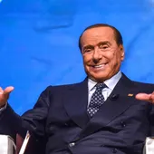 Rubén Amón indulta a Berlusconi: "La convalecencia del caníbal italiano en el hospital de Milán representa el último ejemplo de opacidad informativa" Rubén Amón indulta a Berlusconi: "La convalecencia del caníbal italiano en el hospital de Milán representa el último ejemplo de opacidad informativa"