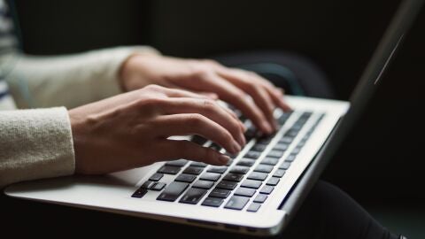 Una persona utiliza su ordenador.