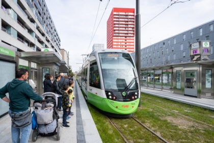 El tranvía llega a Salburua con billetes gratis y 5 nuevas paradas El tranvía llega a Salburua con billetes gratis y 5 nuevas paradas