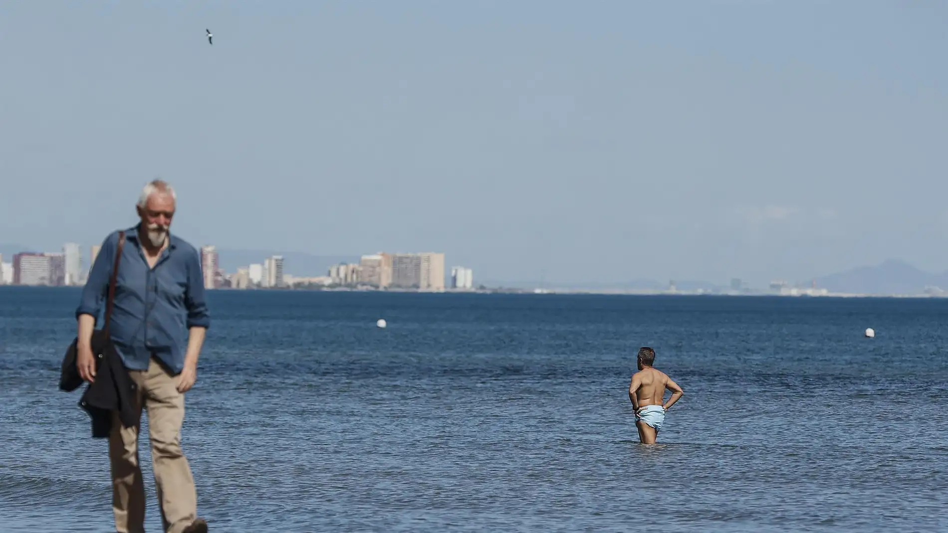 Archivo - Un hombre pasea por la orilla de la playa de La Malvarrosa. 